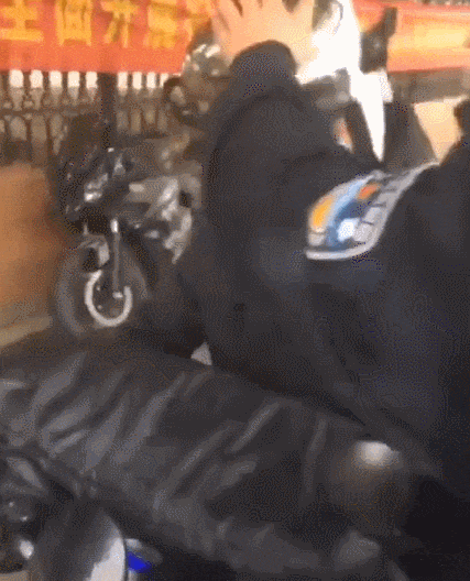 居然还有电饭煲头盔 警察叔叔回应：不安全！ 