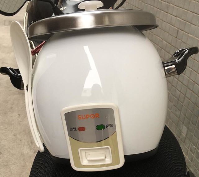 居然还有电饭煲头盔 警察叔叔回应：不安全！ 